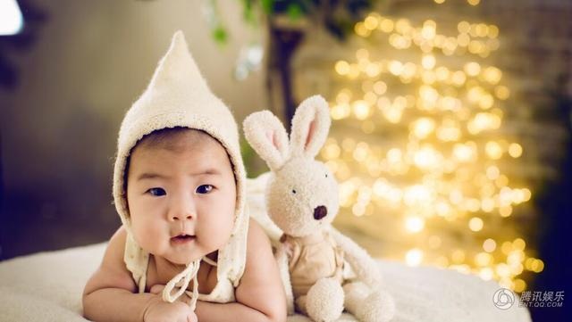 Chương Tử Di tổ chức sinh nhật cho con gái cưng - 21
Bé Tỉnh Tỉnh của Chương Tử Di dù mới 1 tuổi nhưng đã được cư dân mạng quan tâm chẳng kém bất kỳ ngôi sao giải trí nào của Trung Quốc.