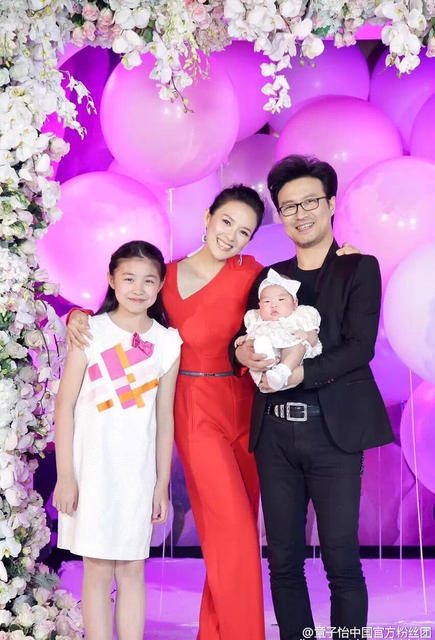Chương Tử Di tổ chức sinh nhật cho con gái cưng - 8
Chương Tử Di rất yêu thương con chồng. Cô xem cô bé này như một phần của gia đình mình. Chính điều này đã khiến Uông Phong càng thêm trân quý người vợ hiện tại của anh.