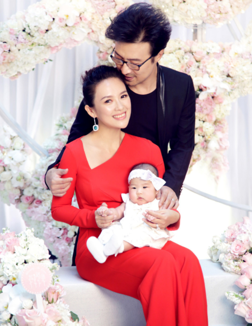 Chương Tử Di tổ chức sinh nhật cho con gái cưng - 9
Uông Phong đã trải qua hai cuộc hôn nhân trước khi đến với Chương Tử Di. Anh đã có hai cô con gái riêng với những mối quan hệ cũ. Uông Phong quen Tử Di từ năm 2014 và tới năm 2015 anh ngỏ lời cầu hôn và được cô chấp nhận. Con gái của họ chào đời vào đúng dịp Giáng sinh năm 2015.