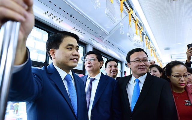 Triệu người hân hoan chào năm mới và buýt nhanh BRT "ra quân" - 3
Trong ngày khai trương (31/12), ông Nguyễn Đức Chung – Chủ tịch UBND TP Hà Nội, cùng nhiều cán bộ TP và Sở GTVT Hà Nội lên xe buýt nhanh BRT để trải nghiệm thực tế. (Ảnh: Quang Phong)