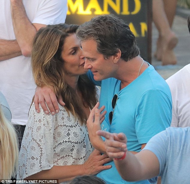 Vợ chồng Cindy Crawford: 18 năm vẫn yêu nhau nồng nàn - 3
Cindy cùng chồng và hai con sẽ đón năm mới tại St. Barts. Gia đình giàu có này thường xuyên đi biển trong mỗi kỳ nghỉ lễ
