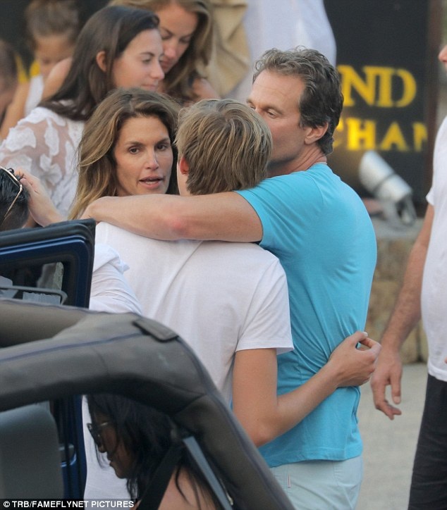 Vợ chồng Cindy Crawford: 18 năm vẫn yêu nhau nồng nàn - 6
Rande Gerber và con trai cưng Presley - gia đình Cindy là biểu tượng hạnh phúc tại Hollywood