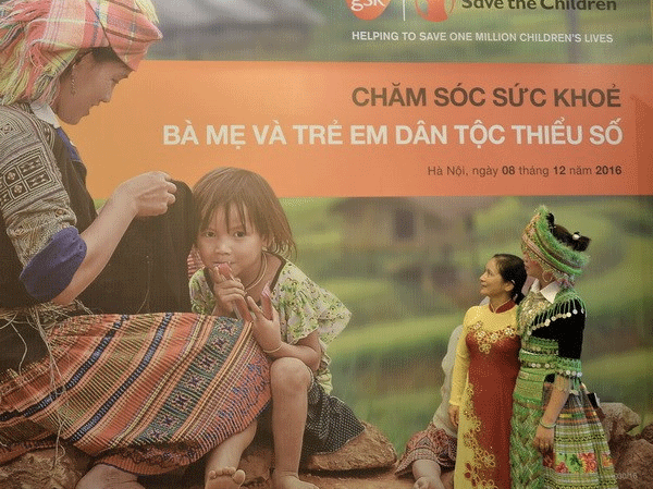 Thêm cơ hội sống khỏe cho bà mẹ và trẻ em dân tộc thiểu số tại Yên Bái - 1
Chị Nguyễn Thị Minh Hồng (áo dài) và chị Nguyễn Thị Mai Phượng