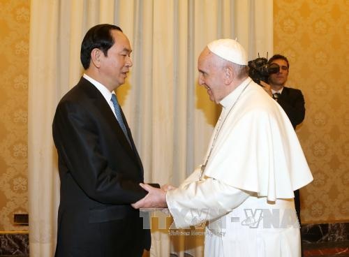 Chủ tịch nước Trần Đại Quang hội kiến Giáo hoàng và Thủ tướng Vatican - 1
Giáo hoàng Francis đón tiếp Chủ tịch nước Trần Đại Quang. (Ảnh: Nhan Sáng/TTXVN)