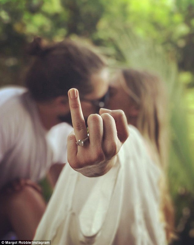 Những chiếc nhẫn đính hôn đẹp nhất năm 2016 - 1
Ngôi sao xinh đẹp Margot Robbie vừa bí mật kết hôn cùng bạn trai Tom Ackerley cách đây ít ngày. Cô nhận được chiếc nhẫn cầu hôn cực xinh xắn với giá khoảng 30 nghìn đô la từ bạn trai