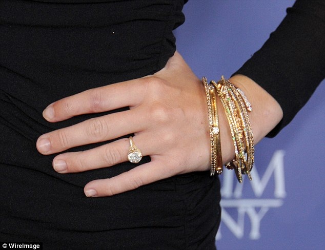 Những chiếc nhẫn đính hôn đẹp nhất năm 2016 - 8
Miley Cyrus và Liam Hemsworth đính hôn lần thứ 2 hồi tháng 1 vừa qua. Chiếc nhẫn mà Liam tặng bạn gái 9X thiết kế bởi Neil Lane và có giá hơn 250 nghìn đô