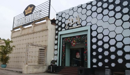 “Xóa sổ” khu vui chơi giải trí bậc nhất của đất cảng Hải Phòng? - 3
Quán karaoke, quán bar nằm trong khu vui chơi giải trí bậc nhất của TP cảng trước ngày bị di dời.
