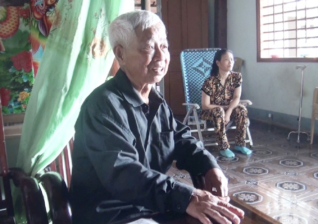 Con thoát khỏi cướp biển Somalia sau hơn 4 năm, cha mẹ già vui quên ngủ - 1
Ông Phan Xuân Linh và vợ vui mừng đến mất ngủ khi hay tin con trai cùng các bạn thuyền được cướp biển Somalia thả tự do sau hơn 4 năm bị bắt giữ.