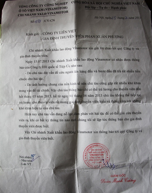Con thoát khỏi cướp biển Somalia sau hơn 4 năm, cha mẹ già vui quên ngủ - 2
Công văn thông báo của công ty về việc ngừng trả lương cho anh Phương kể tháng 4/2013, sau hơn 1 năm các thuyền viên bị cướp biển Somalia bắt giữ khiến ông Linh có những lúc mất hi vọng đoàn tụ với con trai.
