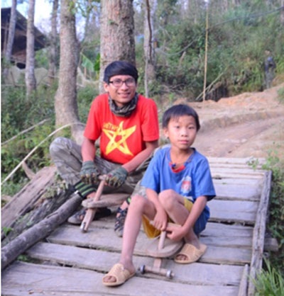 
 

Sáng ra trước khi chia tay, phát hiện hai cái xe cút kít bằng gỗ tự chế dành cho trẻ con dùng để trượt trên những con đường đất dốc vừa như một thứ đồ chơi, vừa như phương tiện đi lại, ai trong chúng tôi cũng muốn thử thêm cảm giác cùng con trẻ vùng cao xem sao.
