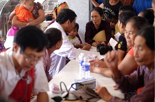 Khám bệnh phát thuốc cho bà con vùng lũ: Những tấm lòng đồng cảm, thấu hiểu - 2 Khám bệnh phát thuốc cho bà con vùng lũ: Những tấm lòng đồng cảm, thấu hiểu - 2
