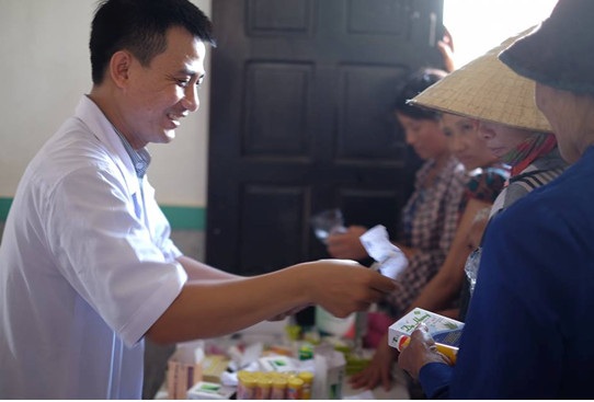 Khám bệnh phát thuốc cho bà con vùng lũ: Những tấm lòng đồng cảm, thấu hiểu - 3 Khám bệnh phát thuốc cho bà con vùng lũ: Những tấm lòng đồng cảm, thấu hiểu - 3