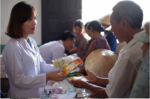 Khám bệnh phát thuốc cho bà con vùng lũ: Những tấm lòng đồng cảm, thấu hiểu - 4 Khám bệnh phát thuốc cho bà con vùng lũ: Những tấm lòng đồng cảm, thấu hiểu - 4