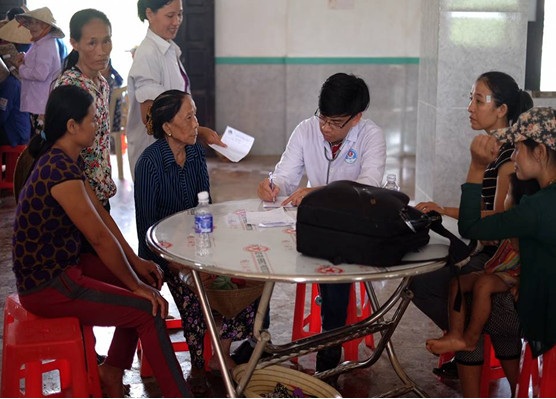 Khám bệnh phát thuốc cho bà con vùng lũ: Những tấm lòng đồng cảm, thấu hiểu - 5
Các bác sỹ, dược sỹ đã khám bệnh và phát thuốc cho gần 600 người dân, cơ số thuốc bao gồm: Thuốc kháng sinh, thuốc nhỏ mắt, thuốc bôi trị bệnh ngoài da, thuốc trị tiêu chảy, kem đánh răng, dung dịch vệ sinh….