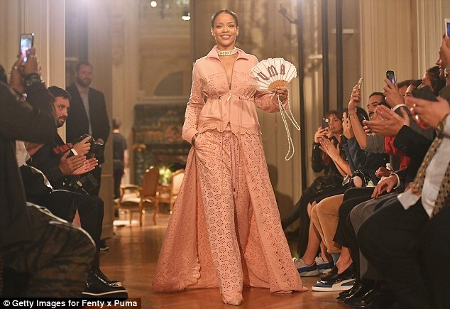 Dàn siêu mẫu cùng khoe thân hình gợi cảm - 7
Rihanna ra chào khán giả khi buổi diễn kết thúc thành công