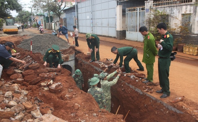 Phát hiện hầm chứa 77 quả đạn pháo trong khu dân cư - 1
Hầm chứa đạn pháo được phát hiện ngay giữa khu dân cư (ảnh báo Đắk Lắk)