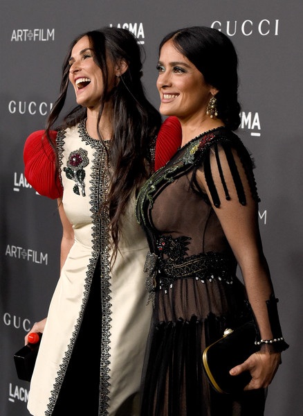 53 tuổi, Demi Moore vẫn tự tin khoe chân - 4
Demi Moore vui vẻ chụp hình chung với nữ diễn viên Salma Hayek