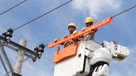 Nghề giỡn chơi với tử thần - 1
Bọc đường dây, thiết bị bằng lớp cách điện là công đoạn tiên quyết cho cả quá trình khắc phục sự cố mà không cần cắt điện. Ảnh: Thanh Trần