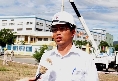 Nghề giỡn chơi với tử thần - 3
“Sửa chữa điện mà không cần cắt điện sẽ không làm gián đoạn việc sử dụng điện của người dân”, ông Võ Hòa, Phó Giám đốc Công ty TNHH MTV Điện lực Đà Nẵng. Ảnh: Thanh Trần