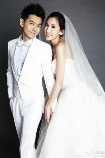 
Vợ chồng Lâm Chí Dĩnh đăng ký kết hôn từ năm 2010 trước khi con trai đầu lòng chào đời nhưng phải tới năm 2015 họ mới tổ chức đám cưới chính thức. Vợ của Lâm Chí Dĩnh vốn là một người mẫu nhưng từ khi gắn bó với anh rồi mang bầu và sinh con cho anh, cô quyết định giải nghệ để dành thời gian chăm sóc gia đình và trở thành hậu phương vững chắc của chồng.

