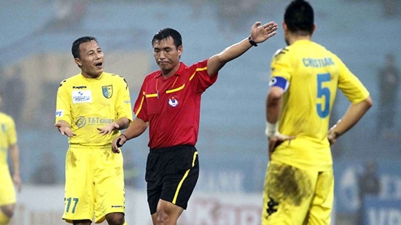 Trọng tài FIFA viết tâm thư khi bị VFF kỷ luật - 1
Trọng tài Đinh Văn Dũng tuyên bố treo còi