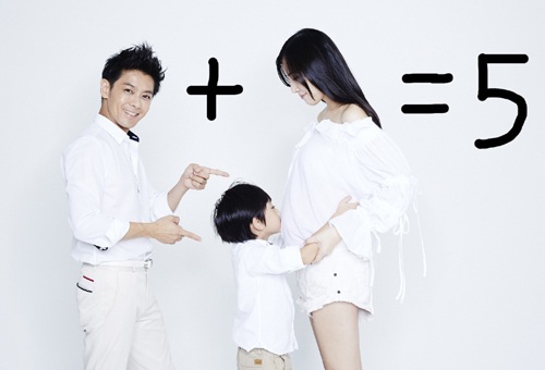 
Vợ chồng Lâm Chí Dĩnh chụp ảnh kỷ niệm khi Nhược Nghi mang bầu cặp sinh đôi vào năm 2015.
