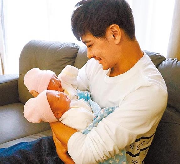 
Ông bố nổi tiếng hạnh phúc bế bổng và khoe cặp sinh đôi hai trai mới chào đời vào cuối năm 2015. Lâm Chí Dĩnh bước chân vào làng giải trí khi mới 16 tuổi và đến nay vẫn được xem là một trong 4 “tiểu thiên vương” ở Đài Loan. Anh hoạt động trong cả lĩnh vực ca hát và điện ảnh. Với vẻ ngoài thư sinh và gương mặt baby không tuổi, Lâm Chí Dĩnh vẫn đốn một lượng fan nữ lớn dù đã có gia đình.
