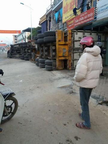 Xe "khủng" lật nghiêng chặn kín cửa 4 nhà dân suốt 24 giờ - 2