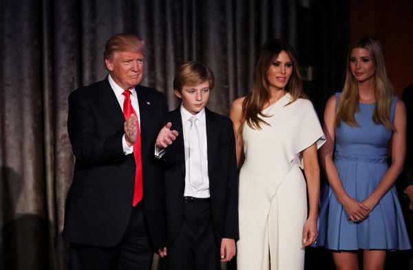 Chân dung cô con gái cực xinh đẹp của Donald Trump - 1
Tỷ phú Donald Trump - người vừa đắc cử tổng thống Mỹ bên con trai Barron Trump, vợ Melania và con gái Ivanka Trump (ngoài cùng bên phải). Ivanka Trump vốn là ngôi sao đình đám tại Hollywood đã nhiều năm nay