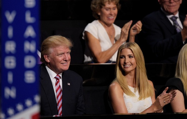 Chân dung cô con gái cực xinh đẹp của Donald Trump - 2
Ivanka Trump là người sát cánh bên cha trong suốt thời gian vừa qua trong thời gian ông tham gia cuộc chạy đua vào Nhà Trắng