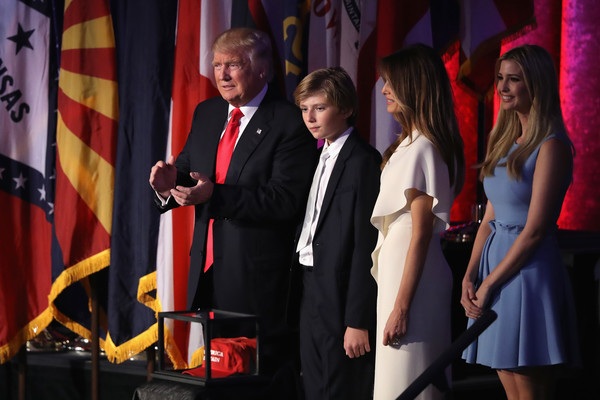 Chân dung cô con gái cực xinh đẹp của Donald Trump - 3
Kiều nữ tóc vàng Ivanka Trump là con gái của tỷ phú Donald Trump với người vợ đầu tiên của ông, cựu người mẫu Ivana Trump, người Séc, năm nay đã 67 tuổi
