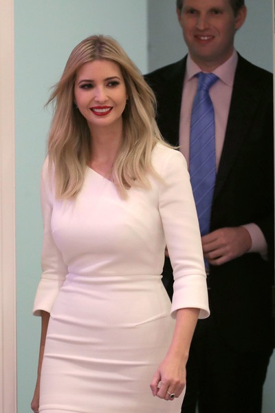 Chân dung cô con gái cực xinh đẹp của Donald Trump - 4
Ivanka Trump sinh năm 1981, cao 1,8m từng là người mẫu cho nhiều nhãn hiệu thời trang như Tommy Hilfiger, Sassoon Jeans ngoài ra cô cũng xuất hiện trên nhiều tạp chí danh tiếng như Stuff, Forbes, Golf, Avenue, Elle...