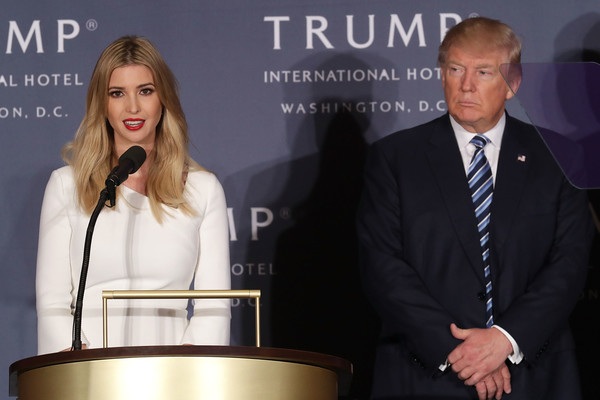 Chân dung cô con gái cực xinh đẹp của Donald Trump - 5
Năm 2007, Ivanka được tạp chí Maxim đưa vào danh sách 100 mỹ nhân hấp dẫn nhất thế giới, cô cũng lọt top tương tự do trang AskMen.com bình chọn năm 2008. Người đẹp sở hữu nụ cười tỏa sáng, đôi chân dài bất tận và vóc dáng hoàn hảo