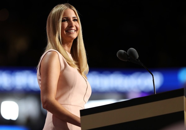 Chân dung cô con gái cực xinh đẹp của Donald Trump - 10
Ivanka Trump từng tự hào chia sẻ: Bố tôi là người ủng hộ nữ quyền, ông đã tạo nên con người tôi của ngày hôm nay. Ông luôn chiêu mộ những người phụ nữ tài năng và điều đó cho thấy ông luôn nhìn ra tiềm năng của phái đẹp.