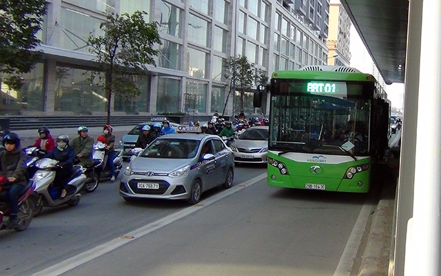 Xe buýt nhanh lăn bánh giờ cao điểm, đường phố ùn tắc nghiêm trọng - 15
Buýt nhanh đón, trả khách ở nhà chờ trên đường Tố Hữu