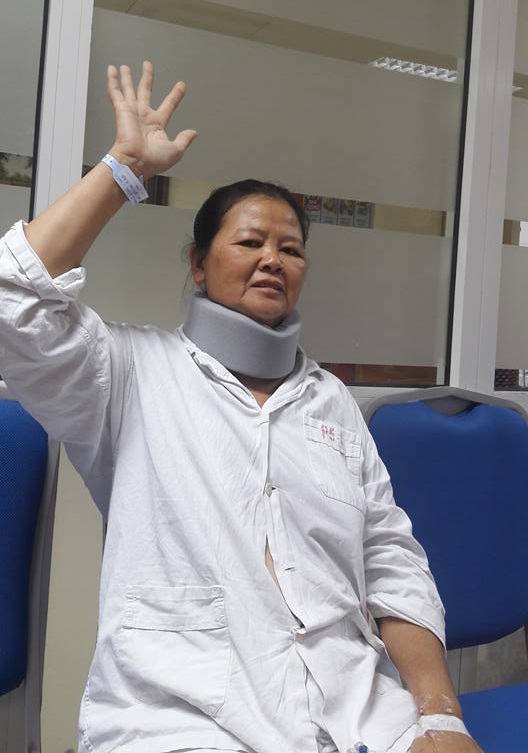 Bệnh nhân chỉ 1 ngày đã ra viện, chúng tôi phải mất 10 năm nghiên cứu và thực hành” - 1
Chỉ sau phẫu thuật 1 ngày, cánh tay của bệnh nhân Dương Thị Miến đã có thể cử động dễ dàng, ngón tay không còn bị liệt và đặc biệt phần vai gáy, cổ không còn đau nhức do bị thoát vị đĩa đệm đốt sống cổ