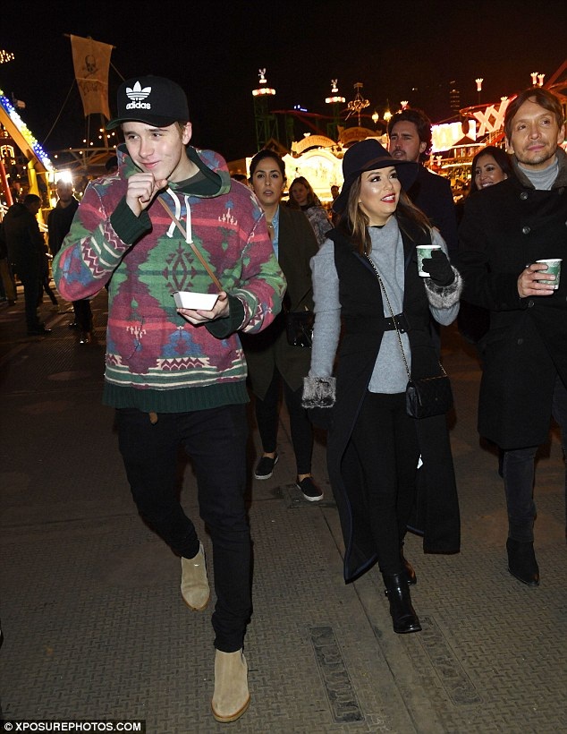 
Brooklyn Beckham dự sự kiện chào đón Giáng sinh tại Hyde Park, London cùng bạn thân của mẹ, nữ diễn viên Eva Longoria
