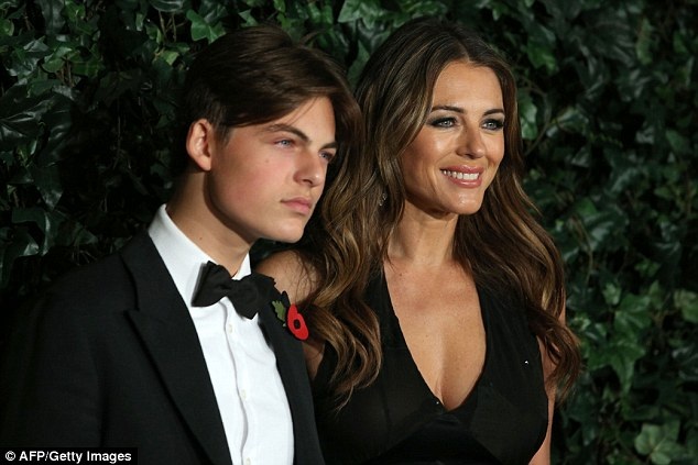 Mỹ nhân Anh quốc được con trai hộ tống dự tiệc - 3
Elizabeth Hurley sinh con trai năm 2002, cậu nhóc là kết quả tình yêu giữa Liz và bạn trai cũ - thương gia Steve Bing. Bing khi đó thậm chí phủ nhận việc ông là cha của đứa trẻ trong bụng Liz và người đẹp đã phải làm xét nghiệm ADN để xác nhận điều này