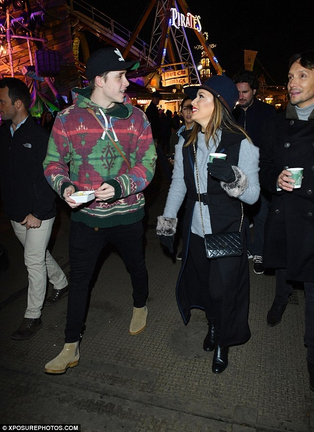 
Cô mặc chiếc áo khoác do chính bạn thân thiết kế trong buổi tối 17/11
