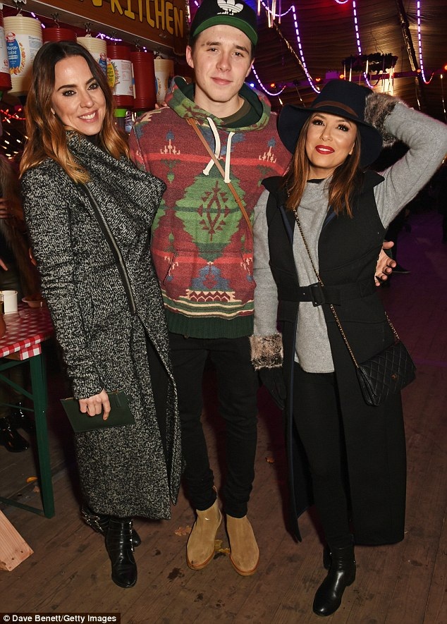 
Bộ ba đã có những khoảnh khắc vui vẻ bên nhau, cùng chụp ảnh, trò chuyện
