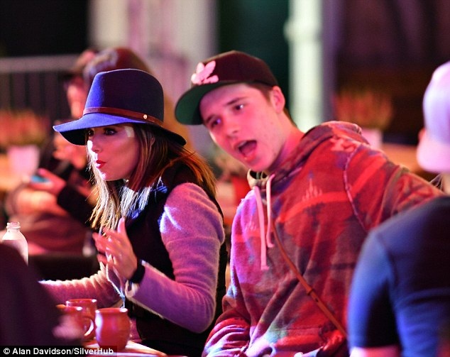 
Nữ diễn viên nổi tiếng và cậu cả nhà Beckham vui chơi bên nhau suốt buổi tối.
