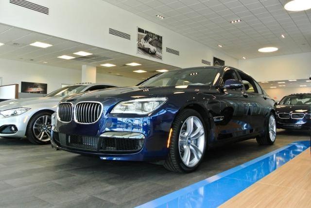 
Bộ Tài chính đã có văn bản đề nghị Tổng cục Hải quan xem xét ngừng thông quan lô hàng xe BMW của Công ty Cổ phần Ô tô Âu Châu - Euro Auto vì những sai phạm nghiêm trọng về hóa đơn, chứng từ nhập khẩu của doanh nghiệp trên được giả mạo, đánh lừa người tiêu dùng. Lập tức, công ty Euro Auto cho biết họ đang trong quá trình cung cấp và giải trình với cơ quan chức năng và làm việc đúng theo pháp luật, nên chưa thể khẳng định sai phạm như Bộ Tài chính nêu.
