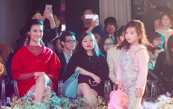 Hồng Quê, Tâm Tít, Bảo Trâm Idol hội ngộ trong ELLIE VU IN LOVE Fashion show - 5 Lần đầu tiên, một show diễn thời trang trẻ em lại được tổ chức quy mô và sáng tạo đến vậy là lời chia sẻ của những nhà thiết kế có mặt tại chương trình.