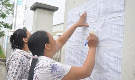 Đằng sau “bóng ma” doanh nghiệp FDI bỏ trốn - 1
Công nhân ghi thông tin sổ BHXH trước cổng Cty TNHH Gmie (Bắc Ninh). Ảnh: T.T.