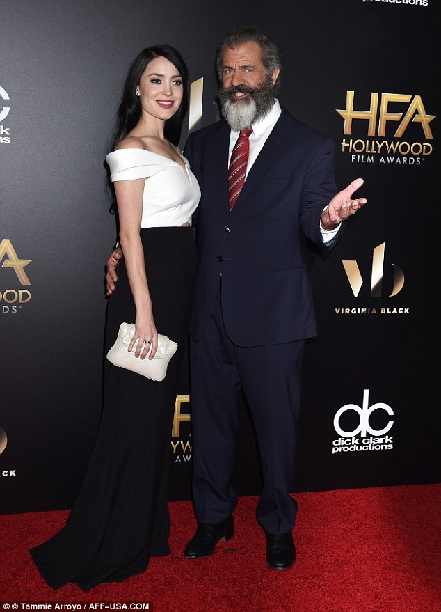 Mel Gibson đẹp đôi bên bạn gái 9X - 1
Mel Gibson, 60 tuổi sánh đôi bạn gái trẻ Rosalind Ross, 26 tuổi dự sự kiện tại Hollywood ngày 7/11 vừa qua