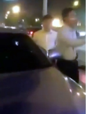 Hà Nội: Người dân truy đuổi xe Camry gây tai nạn rồi bỏ chạy - 1 Tài xế xe Camry bị người dân truy đuổi. (Ảnh cắt từ clip)