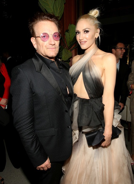Ca sỹ U50 bốc lửa bên phi công trẻ - 2
Gwen Stefani thân thiết bên thành viên nhóm U2 - Bono