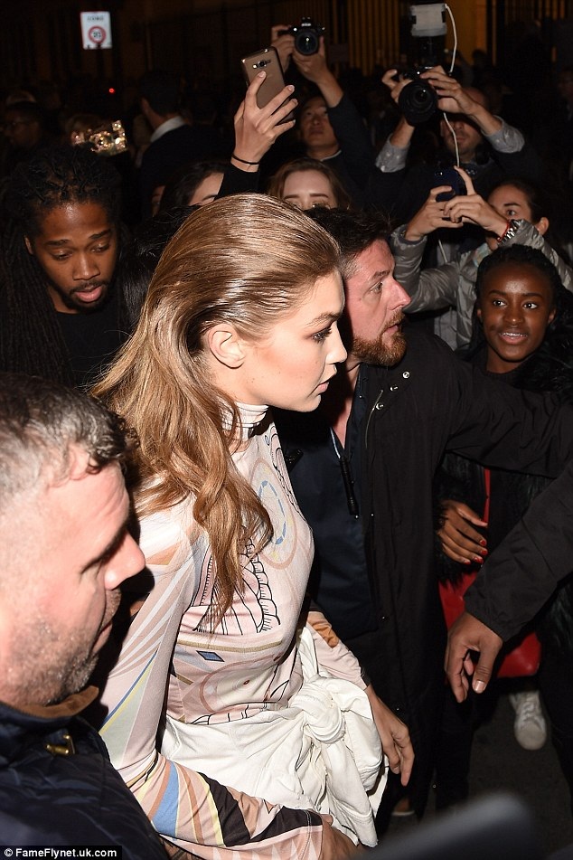 
Cặp tình nhân đẹp đang rất được báo giới quan tâm. Đi đâu họ cũng thu hút sự chú ý
