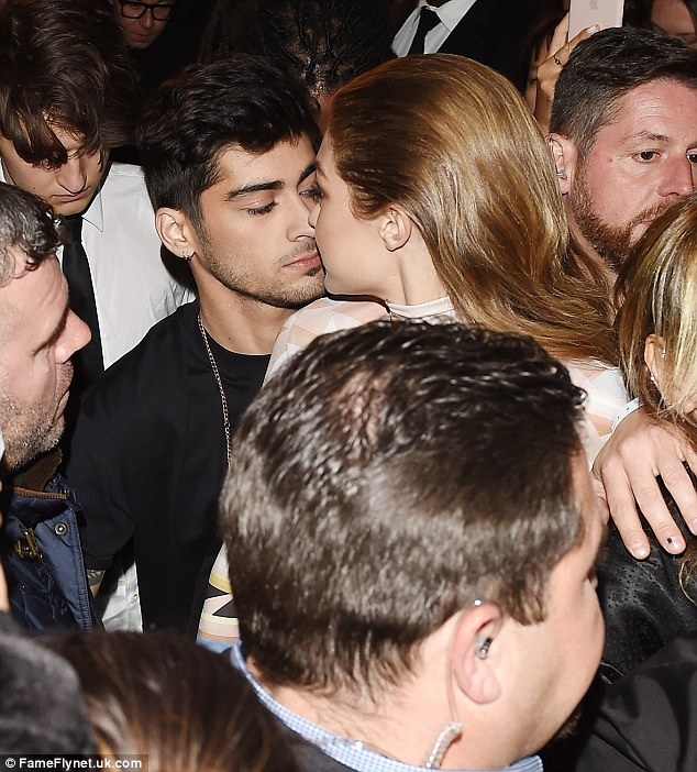 
Gigi Hadid và bạn trai luôn tranh thủ dành cho nhau những cử chỉ ngọt ngào.
