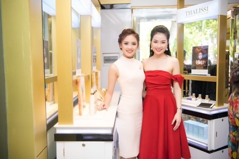 
Tố Như còn có dịp hội ngộ với Phùng Lan Hương, thí sinh chung kết Hoa hậu Việt Nam 2016. Cả hai khá thân thiết ở ngoài đời.
